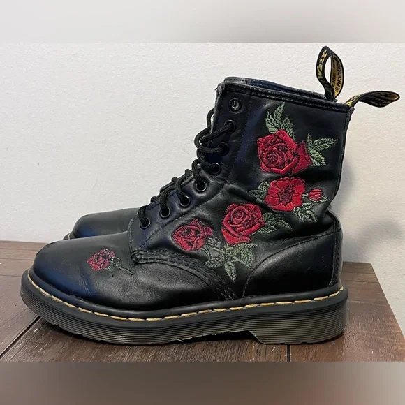 Dr. Martens 1460 Vonda Embroidered Rose Boots Womens size 6 - Picture 1 of 11